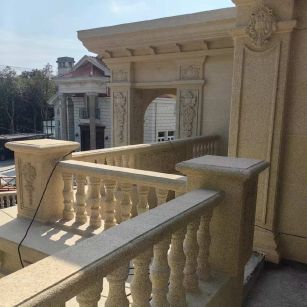 衡阳 黄金麻别墅外墙干挂雕花配合阳台栏杆花瓶柱