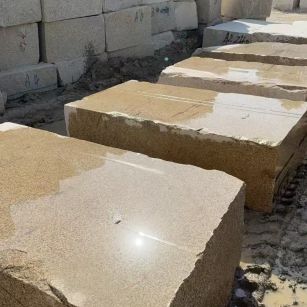 衡阳 黄金麻方料堆场洗料分选中，原材料充足