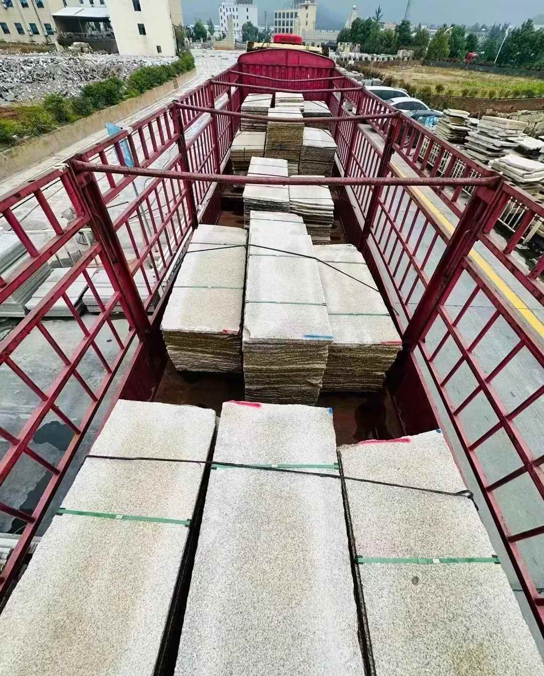 衡阳 黄金麻花岗岩荔枝面，光面毛板装车完成