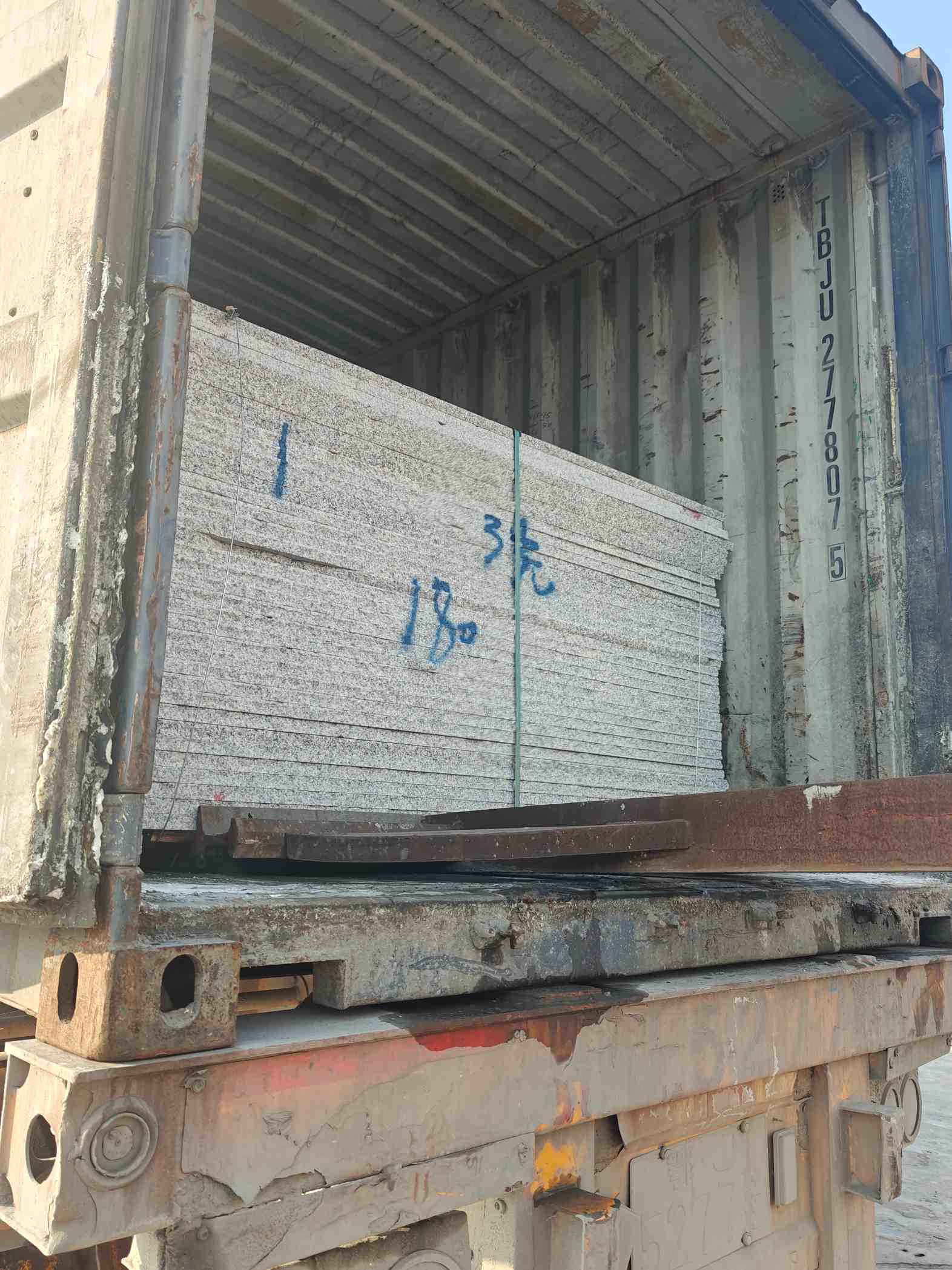 衡阳 芝麻白花岗岩石材3.0公分光面毛板装柜出货