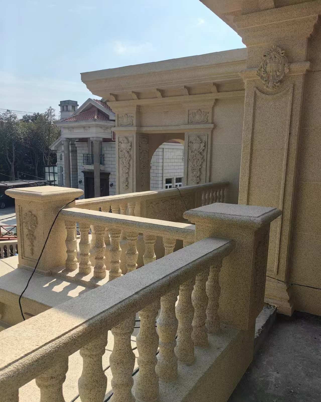 衡阳 黄金麻别墅外墙干挂雕花配合阳台栏杆花瓶柱