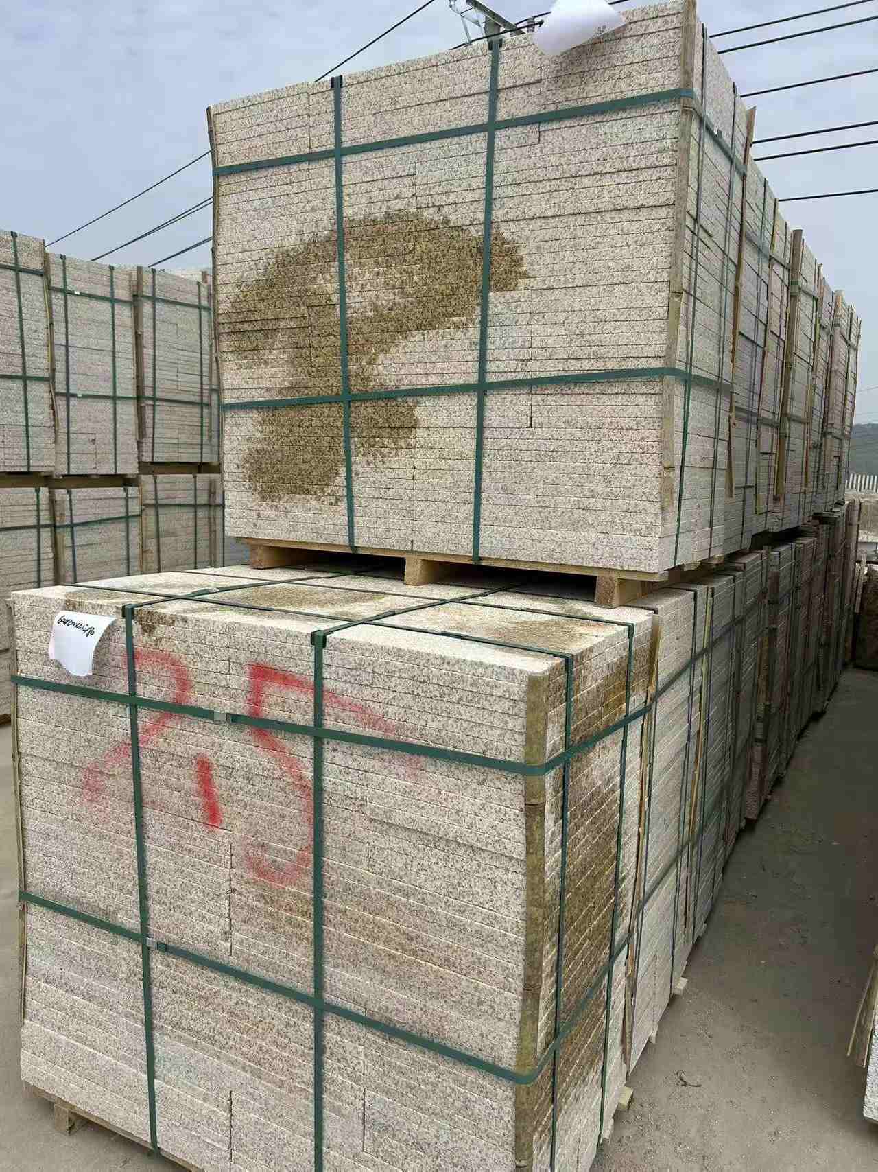 衡阳 黄金麻花岗岩石材荔枝面地铺石2.5*300*600