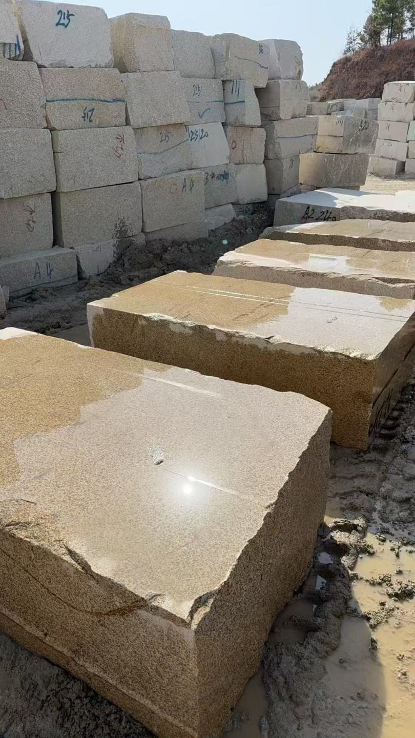 衡阳 黄金麻方料堆场洗料分选中，原材料充足