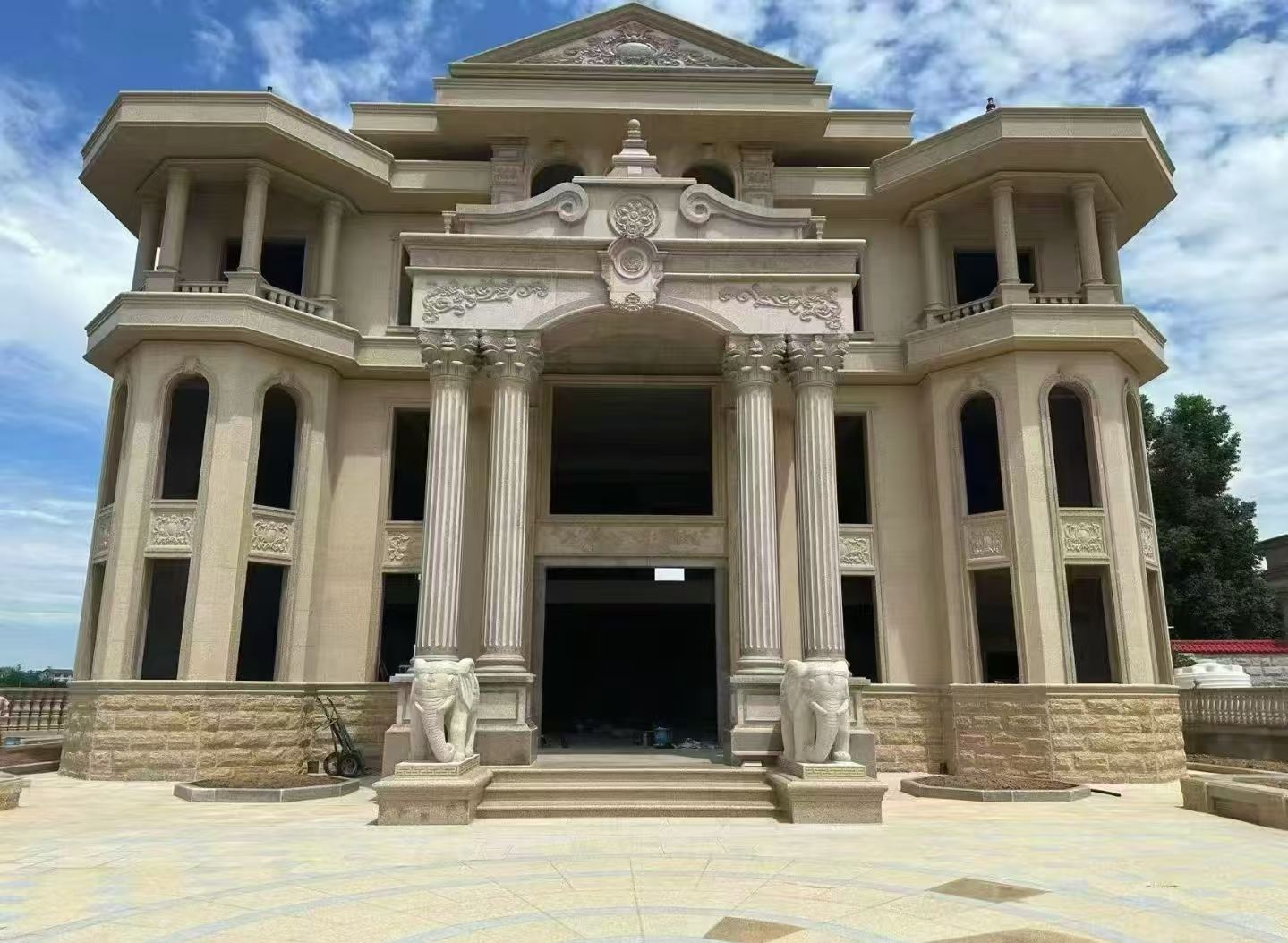 衡阳 黄金麻别墅外墙干挂，大柱，大象，蘑菇石，雕花板