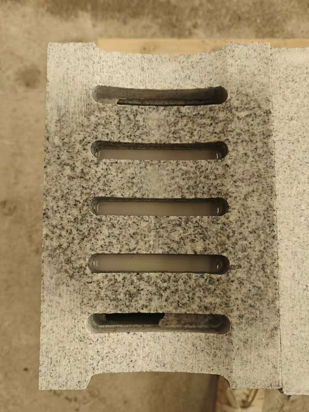 衡阳 芝麻白拉丝面花岗岩U型开槽排水槽