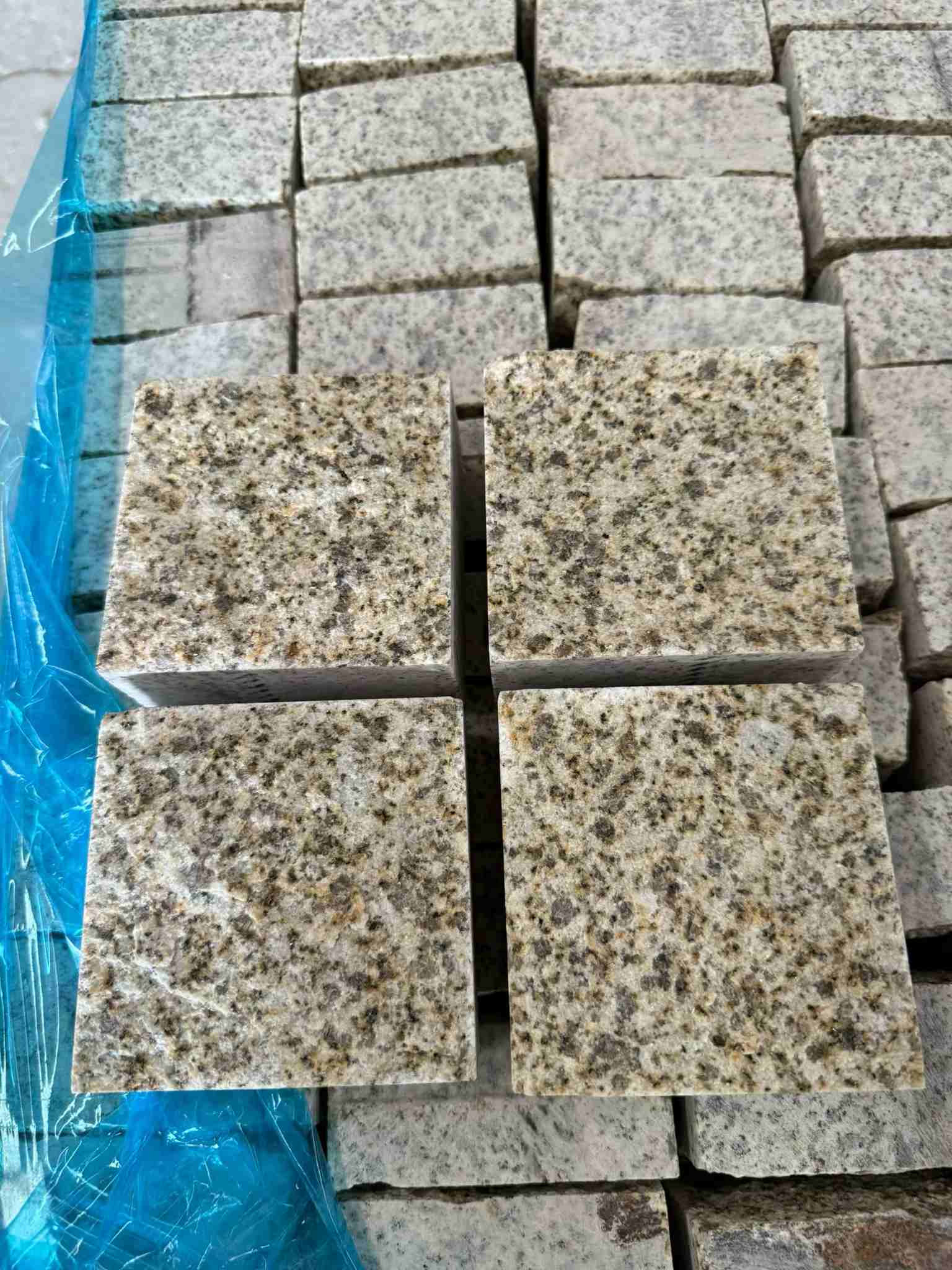 衡阳 黄金麻花岗岩自然面小方块，弹石，马蹄石等