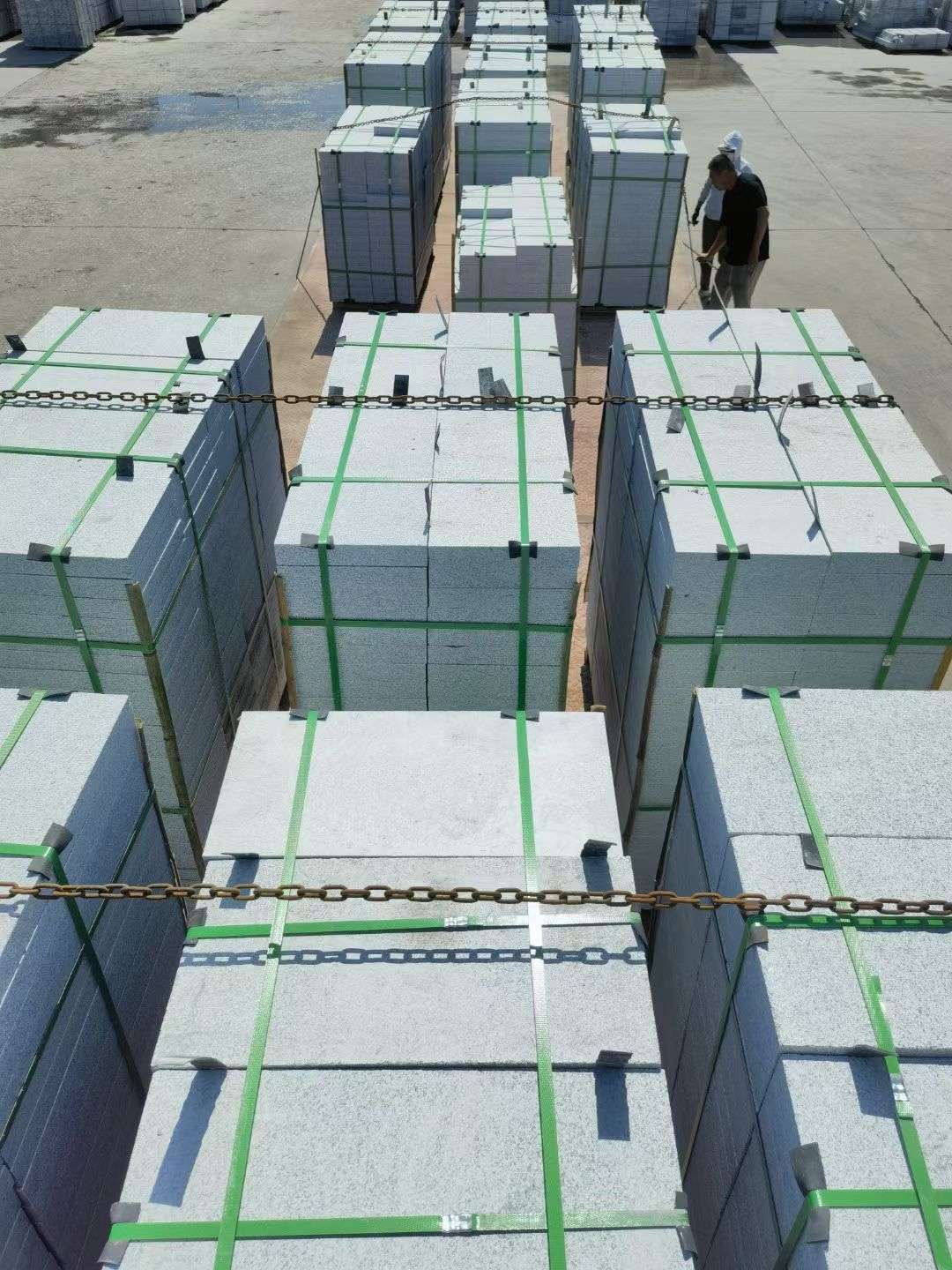 衡阳 芝麻白花岗岩5公分地铺石 花岗岩厂家工厂装车日常