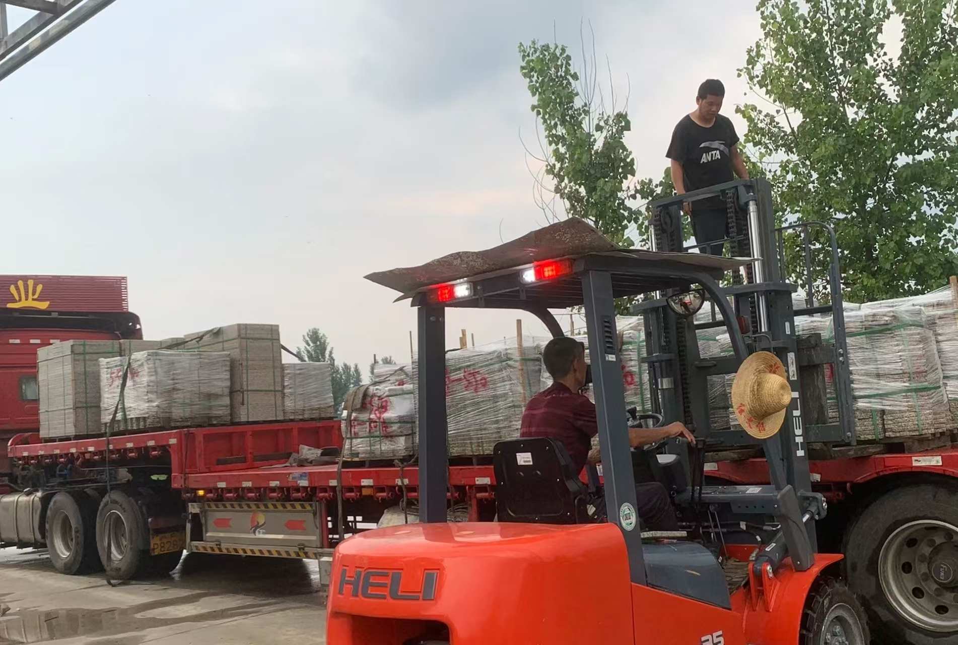 衡阳 黄金麻冰裂纹，地铺石装车