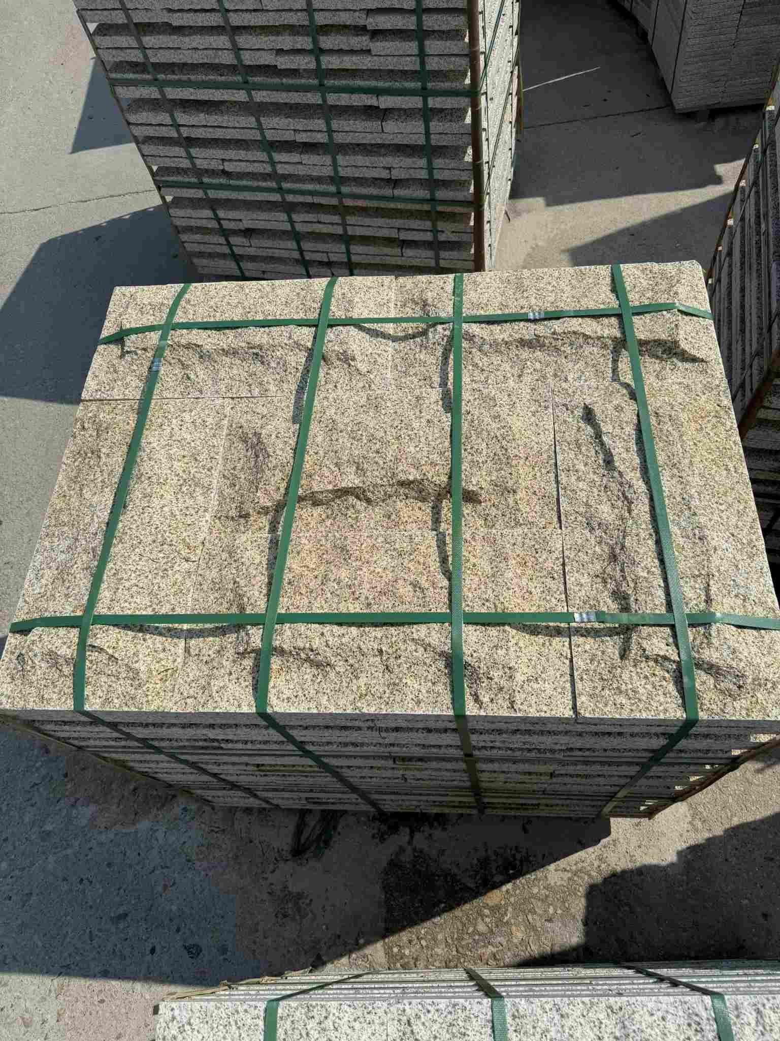 衡阳 黄金麻花岗岩石材自然面蘑菇石成品