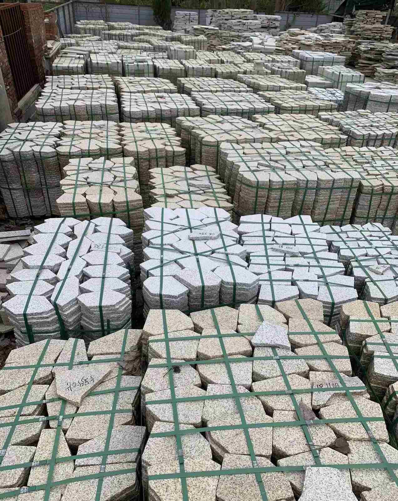 衡阳 黄金麻白麻花岗岩荔枝面地铺石(冰裂纹)