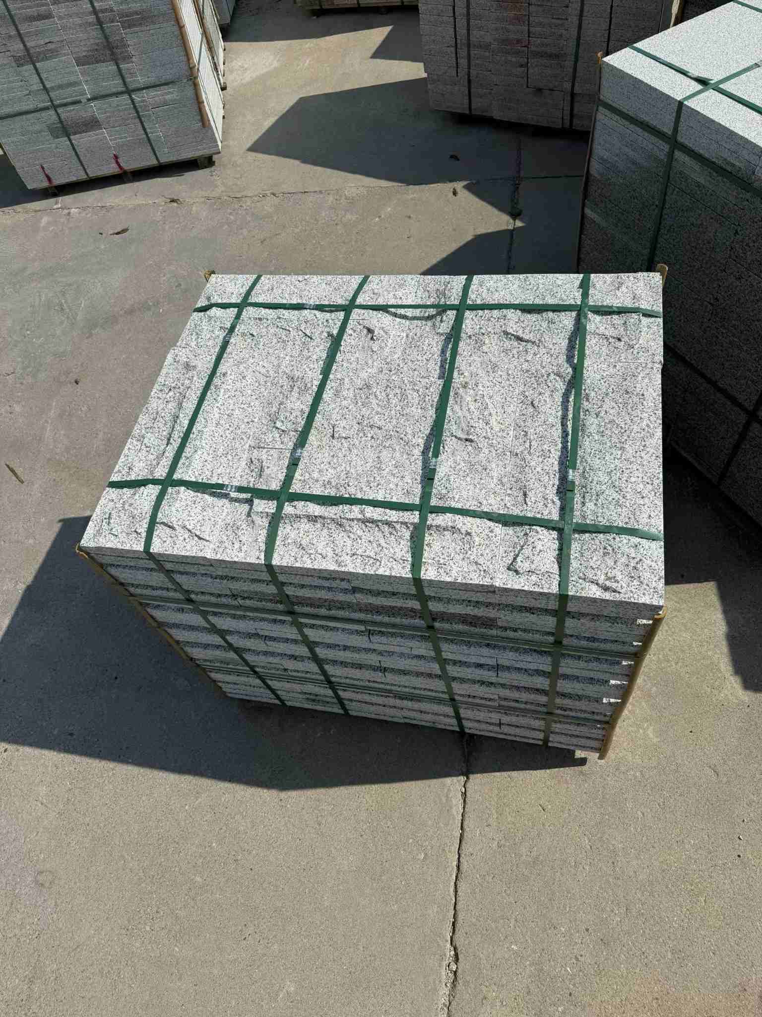 衡阳 白麻花岗岩石材自然面蘑菇石成品