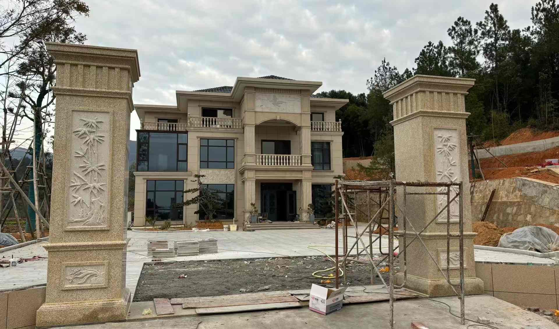 衡阳 黄金麻花岗岩别墅雕花外墙干挂配上门口雕花罗马柱