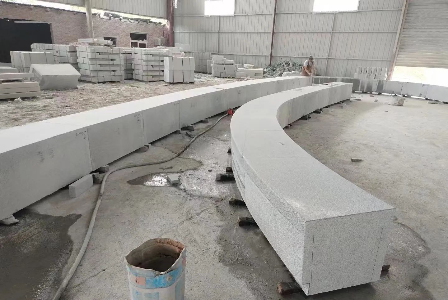 衡阳芝麻白花岗岩石板材 园林光面弧形坐凳